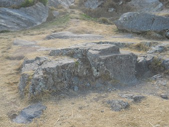 Sacsayhuam�n (Cusco), auf dem abgeflachten H�gel: Vereinzelte Gigasteine
