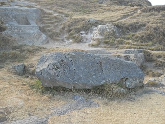 Sacsayhuam�n (Cusco), auf dem abgeflachten H�gel: Deformierter Gigastein
