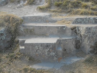Sacsayhuam�n (Cusco), auf dem abgeflachten H�gel, Treppe in einem St�ck aus dem Felsen gehauen 01