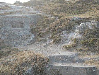 Sacsayhuam�n (Cusco), auf dem abgeflachten H�gel, Treppe in einem St�ck aus dem Felsen gehauen 02 - und ein aus dem Felsen gehauener Thron