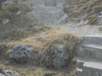 Sacsayhuam�n (Cusco), auf dem abgeflachten H�gel, ein deformierter, geschmolzener Stein