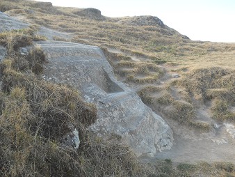 Sacsayhuam�n (Cusco), auf dem abgeflachten H�gel, Thron aus dem Felsen gehauen 03, Seitenansicht