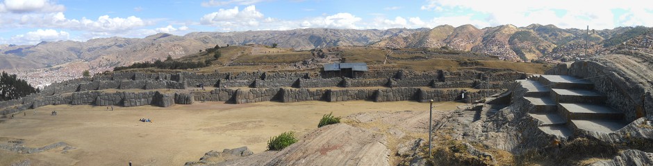 Sacsayhuam�n (Cusco), der gigantische Mehrfachthron auf dem abgeflachten H�gel, die Sicht auf die Zickzackmauern gegen�ber