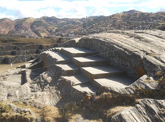 Sacsayhuam�n (Cusco), der gigantische Thron
              (Mehrfachthron) auf dem abgeflachten H�gel