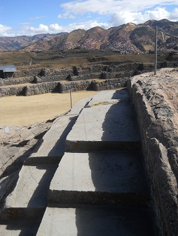 Sacsayhuam�n (Cusco), auf dem abgeflachten H�gel, der gigantische Mehrfachthron - Nahaufnahme 01