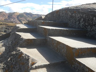 Sacsayhuam�n (Cusco), auf dem abgeflachten H�gel, der gigantische Mehrfachthron - Nahaufnahme 02