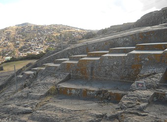 Sacsayhuam�n (Cusco), der gigantische Thron auf dem abgeflachten H�gel, Nahaufnahmen frontal  01