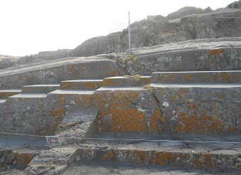 Sacsayhuam�n (Cusco), der gigantische Thron auf dem abgeflachten H�gel, Nahaufnahmen frontal  02