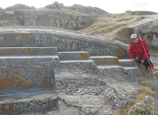 Sacsayhuam�n (Cusco), der gigantische Thron auf dem abgeflachten H�gel, Nahaufnahmen frontal  04