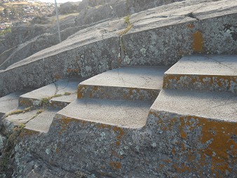Sacsayhuam�n (Cusco), der gigantische Thron auf dem abgeflachten H�gel, Details der linken Seite 02