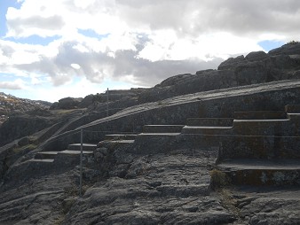 Sacsayhuam�n (Cusco), der gigantische Thron auf dem abgeflachten H�gel, die linke Seite am Ende