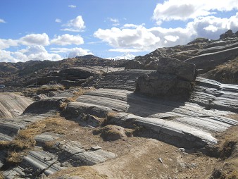 Sacsayhuam�n (Cusco), auf dem abgeflachten H�gel, grosse Fels-Bogenformationen 08