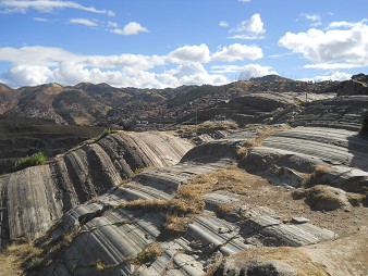 Sacsayhuam�n (Cusco), auf dem abgeflachten H�gel, grosse Fels-Bogenformationen 09