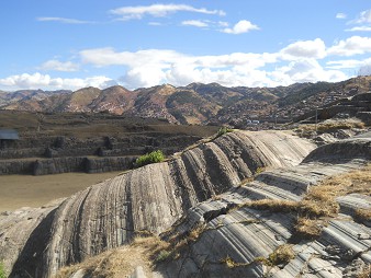 Sacsayhuam�n (Cusco), auf dem abgeflachten H�gel, grosse Fels-Bogenformationen 10