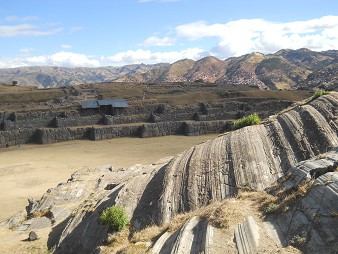 Sacsayhuam�n (Cusco), auf dem abgeflachten H�gel, grosse Fels-Bogenformationen 11