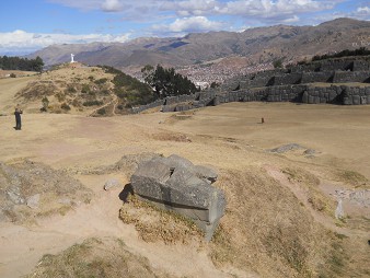Sacsayhuam�n (Cusco), auf dem abgeflachten H�gel, geschnittener Einzelstein eines Bauwerks mit geraden Schnitten und mit Kurven