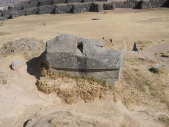 Sacsayhuam�n (Cusco), auf dem abgeflachten H�gel, geschnittener Einzelstein eines Bauwerks mit geraden Schnitten und mit Kurven - Nahaufnahme