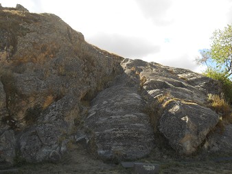 Sacsayhuam�n (Cusco), en la base de la colina aplanada vemos elementos redondos 01