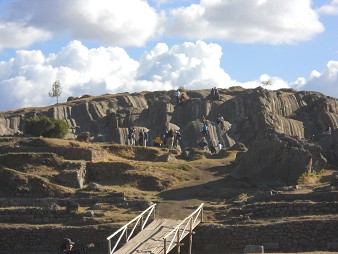 Sacsayhuam�n (Cusco), Rutschbahnen 09, Blick vom Amphitheater her auf die Rutschbahnen