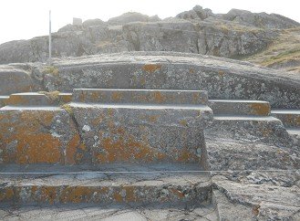 Sacsayhuam�n (Cusco), el trono gigante en la colina aplanada, primer plano vista frontal 03