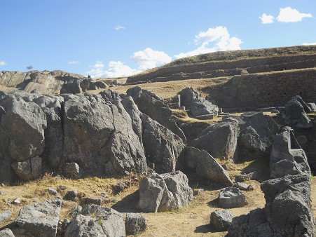 Sacsayhuam�n (Cusco), grosser Steinbruch, Ansammlung von Gigasteinen mit Schnitten und Thronen 03