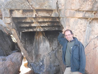 Sacsayhuam�n (Cusco), grosser Steinbruch, der Fels mit der umgekehrten Treppe mit Michael Palomino