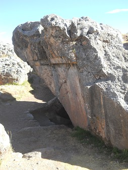 Sacsayhuam�n (Cusco), grosser Steinbruch, der Fels mit der umgekehrten Treppe und Thron 03