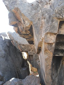 Sacsayhuam�n (Cusco), grosser Steinbruch, der Fels mit der umgekehrten Treppe und Thron, Details 01