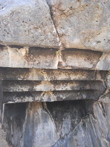 Sacsayhuam�n (Cusco), grosser Steinbruch, der Fels mit der umgekehrten Treppe und Thron, Details 03