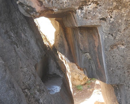 Sacsayhuam�n (Cusco), grosser Steinbruch, der Korridor zwischen zwei Felsen mit grossen Schnitten - die umgedrehte Treppe im Korridor - Nahaufnahme