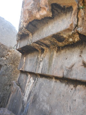 Sacsayhuam�n (Cusco), grosser Steinbruch, umgedrehte
              Stufen im Korridor, Nahaufnahme