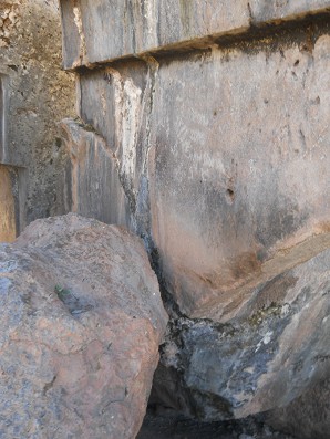 Sacsayhuam�n (Cusco), grosser Steinbruch, gerade Schnitte im Korridor