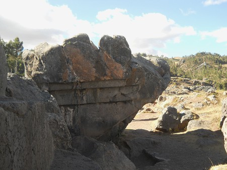 Sacsayhuam�n (Cusco), grosser Steinbruch, der Fels mit den umgedrehten Treppen 01