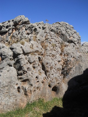Sacsayhuam�n (Cusco), grosser Steinbruch, L�cherstein 02