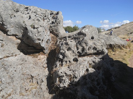 Sacsayhuam�n (Cusco), grosser Steinbruch, L�cherstein, Nahaufnahme 02