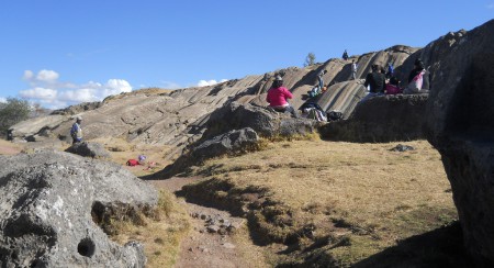 Sacsayhuam�n (Cusco), grosser Steinbruch, vom Lochstein aus sieht man die Rutschbahnen