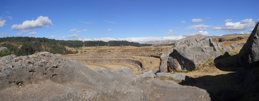 Sacsayhuam�n (Cusco), grosser Steinbruch, Sicht aufs Amphitheater mit dem Mehrfachthron, Panorama