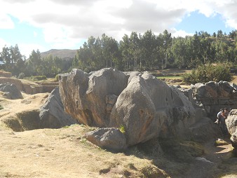 Sacsayhuam�n (Cusco), grosser Steinbruch 01, gigantische, geschmolzene und geschnittene Steine 01