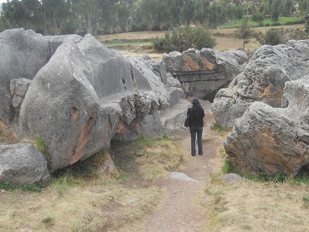 Sacsayhuam�n (Cusco), grosser Steinbruch 01, gigantische, geschmolzene und geschnittene Steine 01 mit umgekehrten Treppen und Thronen am Ende
