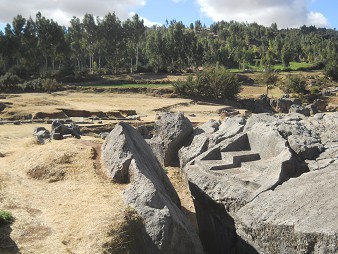 Sacsayhuam�n (Cusco), grosser Steinbruch 01, Gigastein mit Thron (Mehrfachthron) 01