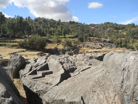 Sacsayhuam�n (Cusco), grosser Steinbruch 01, Gigastein mit Thron (Mehrfachthron) 02