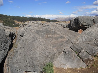 Sacsayhuam�n (Cusco), big quarry 01, multiple throne, lateral view
