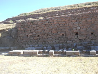 Sacsayhuam�n (Cusco), big quarry, the big wall with rectangular, almost squared holes part 1