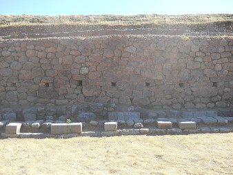 Sacsayhuam�n (Cusco), big quarry, the big wall with rectangular, almost squared holes part 2