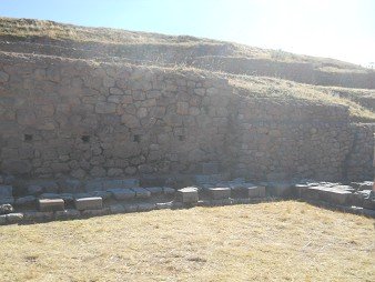 Sacsayhuam�n (Cusco), big quarry, the big wall with rectangular, almost squared holes part 3