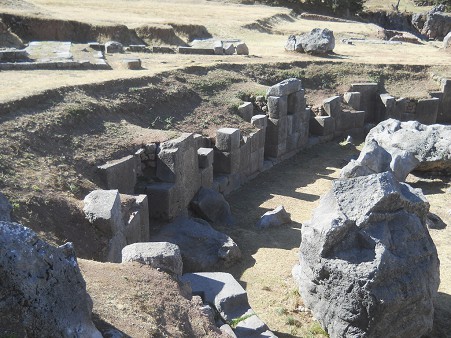 Sacsayhuam�n (Cusco), big quarry, chaos area, view ot the wall