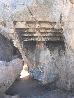 Sacsayhuam�n (Cusco), big quarry, the rock with the stairs and the throne overthrown turned over upsidedown, zoom