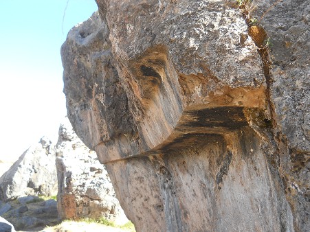Sacsayhuam�n (Cusco), big quarry, la roca con trono con the stairs turned over, detail 4, the surface 1