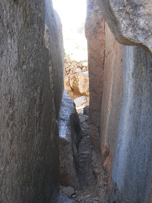 Sacsayhuam�n (Cusco), big quarry, the corridor between two rocks with big cuts