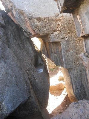 Sacsayhuam�n (Cusco), big quarry,  the stairs turned over in the corridor